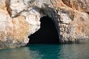  Notre guide nous emmene dans une grotte où il introduit le bateau